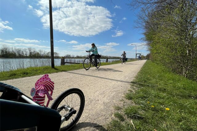 Radfahrer am Kanal in Datteln im Sommer
