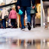 Zahlreiche Menschen gehen durch die Fußgängerzone der Innenstadt.