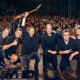 Die Dire Strats aus Bremerhaven spielen Mitte September ein Konzert in der Castrop-Rauxeler Stadthalle. Die Band bringt die Songs der Dire Straits live auf die Bühne. Das Konzert soll rund zweieinhalb Stunden laufen.