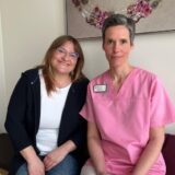 Melanie Popielas und Eva Lange sitzen nebeneinander auf einer Bank im Hospiz zum Heiligen Franziskus in Recklinghausen.