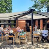 Lippramsdorfer feiern Gottesdienst auf dem Hof des Gemeindezentrums.