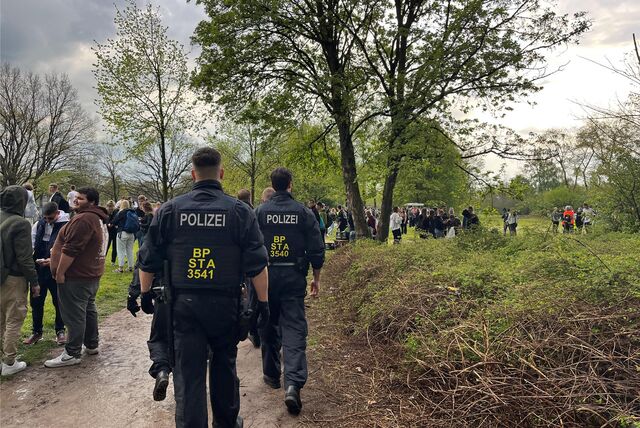 Polizei läuft durch den Westuferpark in Haltern