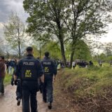 Polizei läuft durch den Westuferpark in Haltern