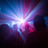 Tanzende Menschen in einer Disco