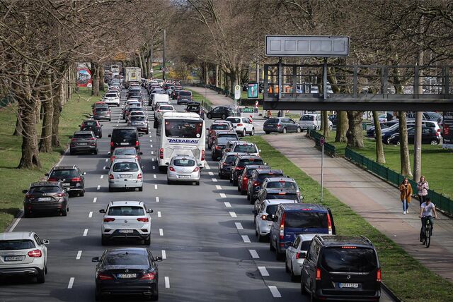 Rund ums Stadion ist ungewöhnlich viel Verkehr zu erwarten. (Symbolbild)