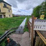 Pumpen sind an einer Bachbaustelle in Datteln im Einsatz.