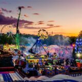 Blick über das Kirmesgelände des Lunapark in Paderborn bei Dämmerung.