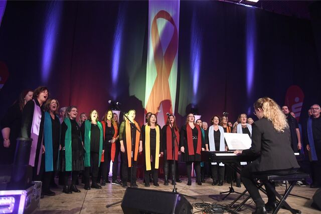 Die Gospel Voices standen zu Beginn der 23. Aidsgala „Tanz unterm Regenbogen“ in der Europahalle auf der Bühne. Jetzt feiern sie 25. Jubiläum.