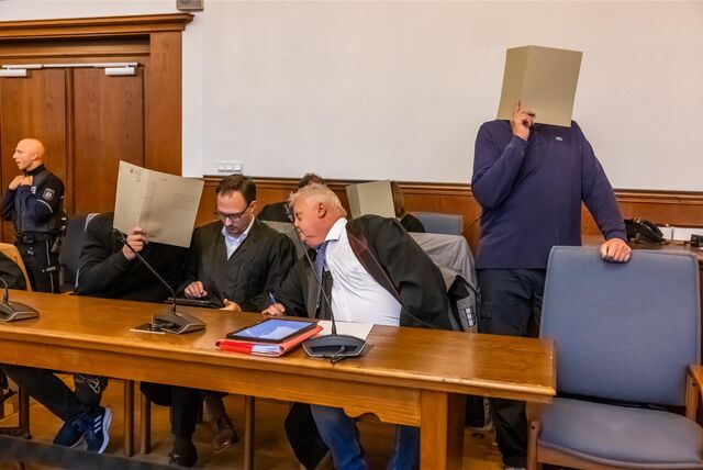 Zwei der fünf angeklagten Polizeibeamten, der Einsatzleiter (r.) und der Taserschütze (l.), haben sich zu den Vorwürfen geäußert.