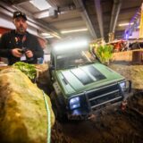 Ein Mann steuert ein Modellauto auf der Intermodellbau Messe in Dortmund