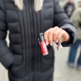 Seit einem unangenehmen Ereignis in ihrer Heimatstadt hat eine Schülerin immer etwas zur Selbstverteidigung am Schlüssel.