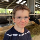 Links der fünfjährige Jonas, rechts die Untersuchung einer Speichelprobe