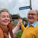 Elvira und Reinhard Hausmann freuen sich schon auf das Zusatzschild, das den Namen ihrer „Ortelsburger Straße“ erklärt.