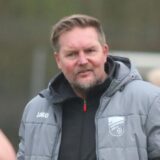 Mario Plechaty gestikuliert während einer Mannschaftsansprache.