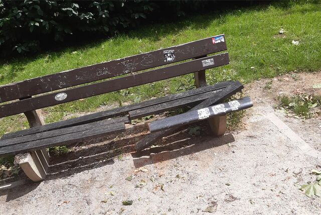 Zerstörte Parkbank