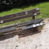 Zerstörte Parkbank