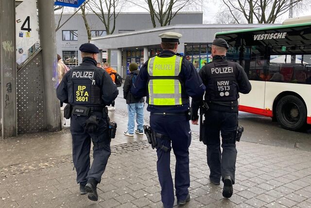 Polizeibeamte bestreifen den Busbahnhof in Recklinghausen