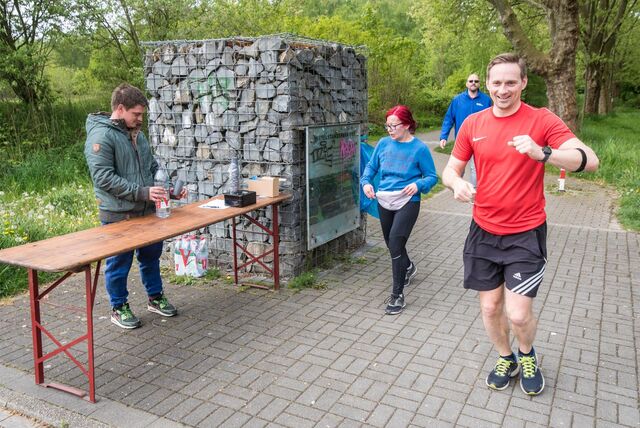 Der TC Tümmler bei seinem ersten Spendenlauf im Jahr 2022. Damals ging es auch an der Getränkewelt (Lange Straße) los und von dort aus ins Grutholz. Start ist an diesem Sonntag um 10 Uhr.