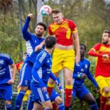 Treffen in der Bezirksliga 10 aufeinander: Mengede 08/20 (rot) und BW Huckarde (blau).
