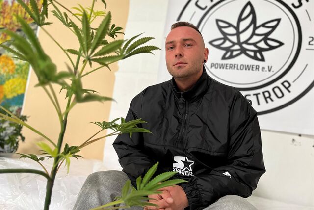 André Lattner in der 3000 Quadratmeter großen Halle in Datteln: Hier will der Cannabis Club Castrop-Rauxel seine Hanf-Pflanzen kultivieren.