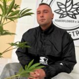 André Lattner in der 3000 Quadratmeter großen Halle in Datteln: Hier will der Cannabis Club Castrop-Rauxel seine Hanf-Pflanzen kultivieren.