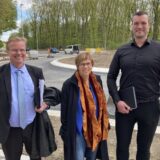 Baudezernentin Andrea Baudek (M.), Wirtschaftsförderer Dr. Manfred Gehrke (l.) und Projektkoordinator Georg Wiebringhaus stehen vor dem neuen südlichen Kreisverkehr der Carl-Duisberg-Straße.