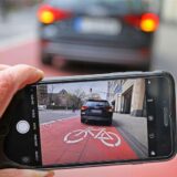 Per Smartphone können Menschen einfach die Verkehrssünden ihrer Mitbürgerinnen und Mitbürger festhalten.