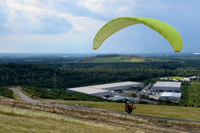 Ein Gleitschirmflieger ist soeben auf der Halde Hoheward gestartet.