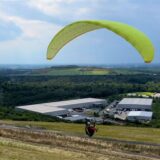 Ein Gleitschirmflieger ist soeben auf der Halde Hoheward gestartet.