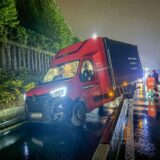 Ein Sprinter hat sich in den Leitplanken auf der A43 verkeilt.