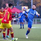 Um wichtige Punkte gegen den Abstieg aus der Bezirksliga ging es im November 2023 zwischen Mengede 08/20 und dem FC Frohlinde. Am Ende gewann Mengede mit 5:3.
