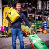 Ob Säcke mit Vogelfutter oder Rasendünger: Hendrik Scheiper ist auf der Hofstelle am Rande von Brechten aufgewachsen und jetzt Juniorchef des in Dortmund einzigartigen Familienbetriebs.