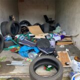 Aufgebrochene Tore, vermüllte Garagen: So wie hier sieht es in vielen Bereichen der Garagenanlage an der Dormagener Straße aus.