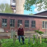Künstlerin Judith Hupel aus Recklinghausen steht inmitten ihrer Stein-Skulpturen.