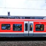 Ein roter Regionalzug steht im Bahnhof Recklinghausen.