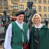 Dr. Werner Koppe und Hannelore Kemper stehen im historischen Gewand vor dem Rathaus in Recklinghausen