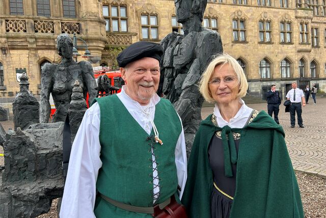 Dr. Werner Koppe und Hannelore Kemper stehen im historischen Gewand vor dem Rathaus in Recklinghausen
