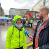 Projektleiterin Anika Stephan steht gemeinsam mit RN-Reporter Daniel Brill beim E-Bike-Festival in Dortmund auf dem Alten Markt.
