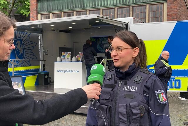 Pressesprecherin Lena Siebert (rechts) im Gespräch mit HA-Redakteurin Meike Holz.