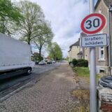 Ein Tempo-30-Schild an einer Straße in Datteln.