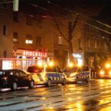 Mehrere Polizeiwagen stehen nachts vor einer Spielhalle in Dortmund.