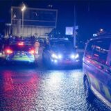 Streifenwagen stehen bei Nacht auf dem Platz Deutschen Einheit in Dortmund.