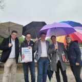 Zu sehen sind die Veranstalter des „White Dinner“ im Stadtgarten Castrop-Rauxel vor dem Gondelteich: der Lions Club, Schirmherr Rajko Kravanja und Marlen Kempf vom Parkbad Süd.