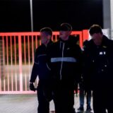 Polizisten mit einem festgenommenen Bandenmitglied. Der Fahrer eines Lieferwagens rammte auf der Flucht ein Polizeiauto.
