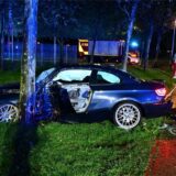 Ein stark demolierter Pkw steht nach einem Verkehrsunfall in Herten-Süd auf einem Grünstreifen neben der Albert-Einstein-Allee.