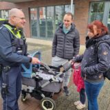 Ein Mann und eine Frau sprechen mit einem Polizisten.
