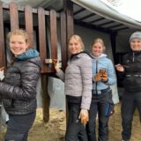 Annika Balke, Hanna Brathe, Nele Schmülling und Marie-Theres Balke strichen im Rahmen der 72-Stunden-Aktion das große Klettergerüst auf dem Kita-Spielplatz.