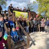 Landjugend, Eltern und Kinder auf dem Klettergerüst des Kindergartens Lippramsdorf