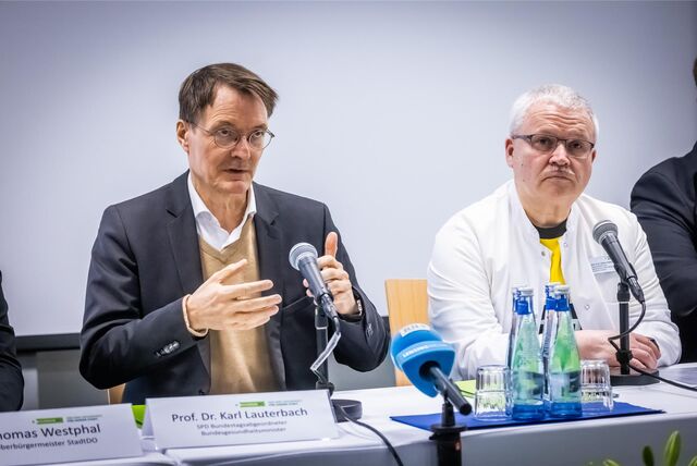 Bundesgesundheitsminister Karl Lauterbach (3.v.l) mit Klinikdirektor Prof. Stefan Haßfeld, Oberbürgermeister Thomas Westphal (SPD) und Arbeitsdirektor Michael Krötzing (v.l.).