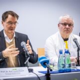 Bundesgesundheitsminister Karl Lauterbach (3.v.l) mit Klinikdirektor Prof. Stefan Haßfeld, Oberbürgermeister Thomas Westphal (SPD) und Arbeitsdirektor Michael Krötzing (v.l.).